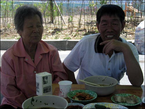 사진찍기를 자청하신 어르신들 